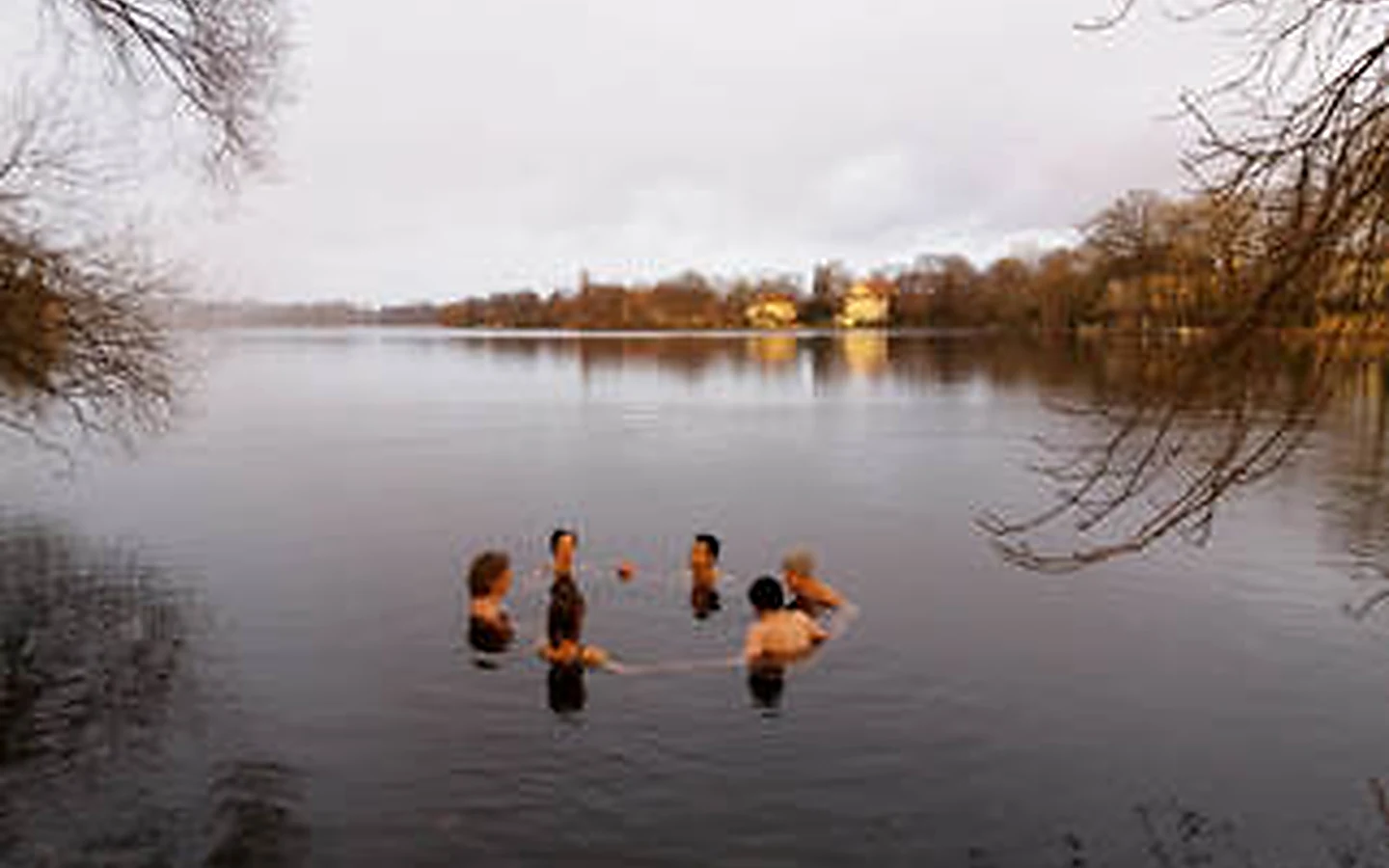Kaltwassertraining in einem See