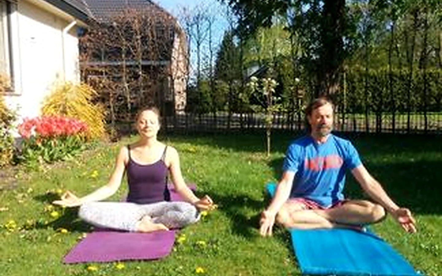 Yoga-Praxis im Garten
