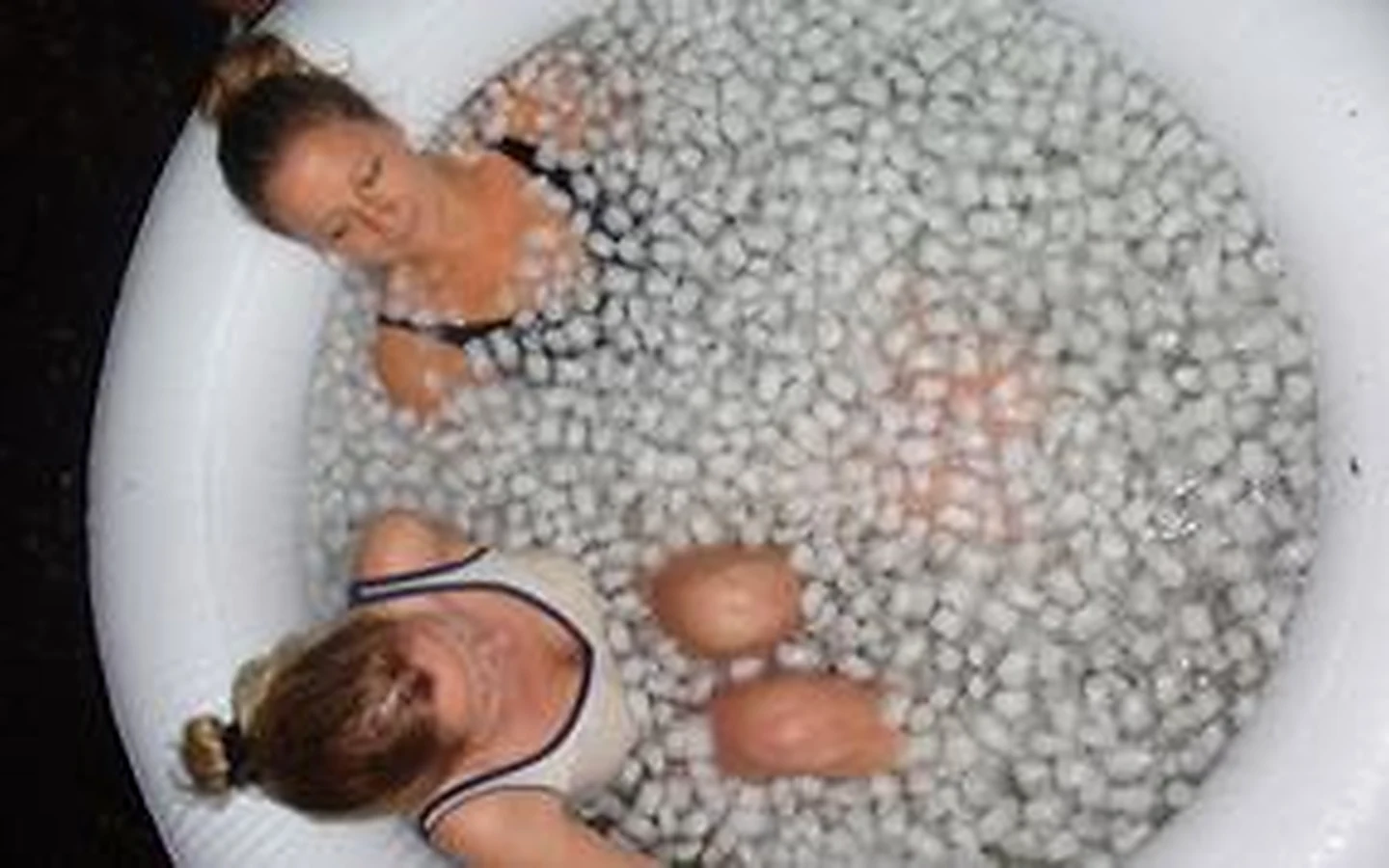 Kälteübung in einer Badewanne mit Eis