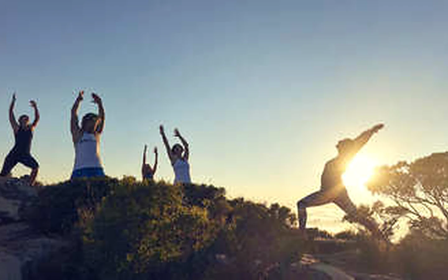 Yoga-Gruppe in der Natur