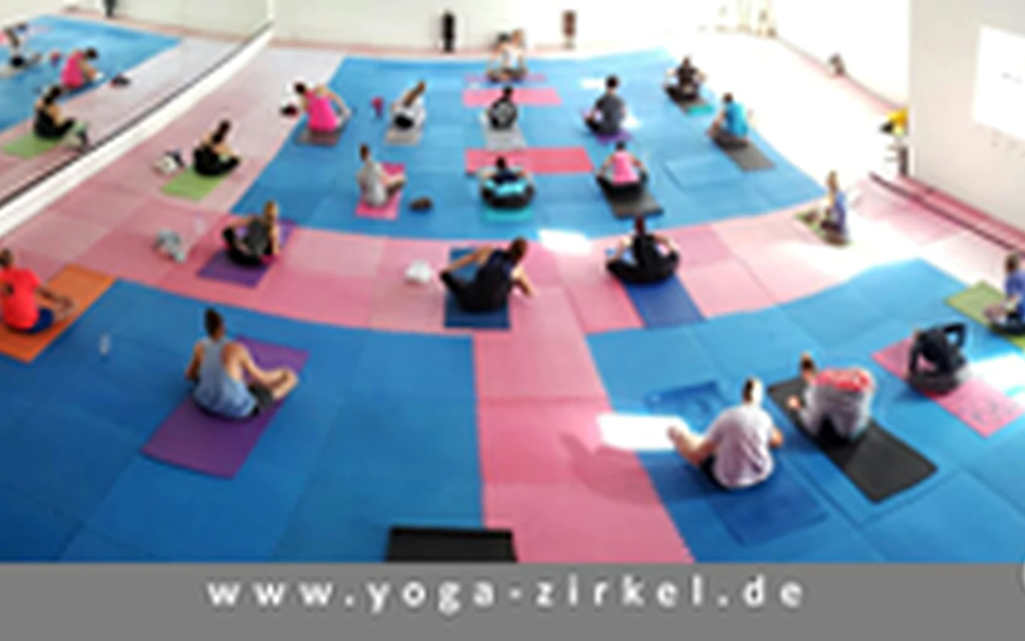 Yoga-Kurs im hellen Studio