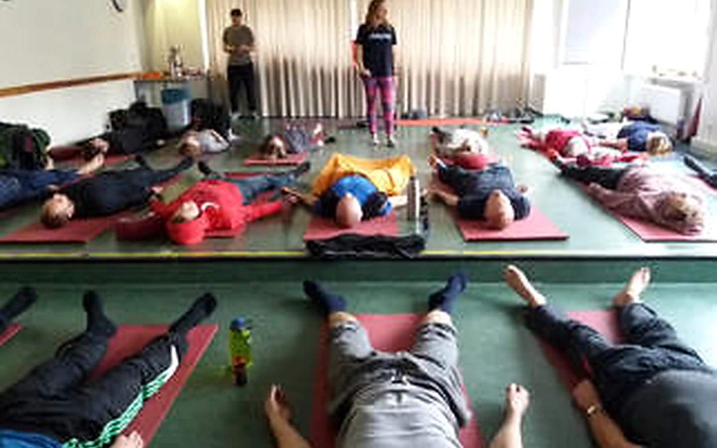 Yoga-Gruppe während einer gemeinsamen Praxis